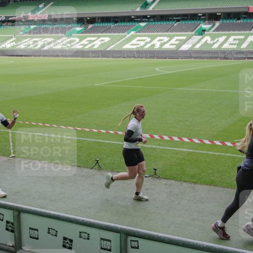 05.10.2025 - 20. swb-Marathon Bremen Michael Burmester http://msf.ph/oto/9236896 05.10.2025 10:32:43 Laufen im Stadion 7165, 8118, 8326, 8333, 9176, 9187, 9195, 9197, 9238, 9268, 9284, 9295, 9313, 9318, 9367, 9392, 9402, 9407, 9427, 9436, 9439, 9456, 9461, 9464, 9475, 9492, 9494, 9514, 9517, 9548, 9570, 9574, 9621, 9650, 9701, 9703, 9754, 9776, 9830, 9834, 9856, 9868, 9900, 9918, 9933, 9939, 9950, 9956, 9957, 9985, 10007, 10034, 10038, 10042, 10046, 10064, 10075, 10097, 10128, 10174, 10215, 10242, 10262, 10308, 10309, 10326, 10349, 10385, 10388, 10402, 10416, 10436, 10460, 10475, 10487 meine-sportfotos.de