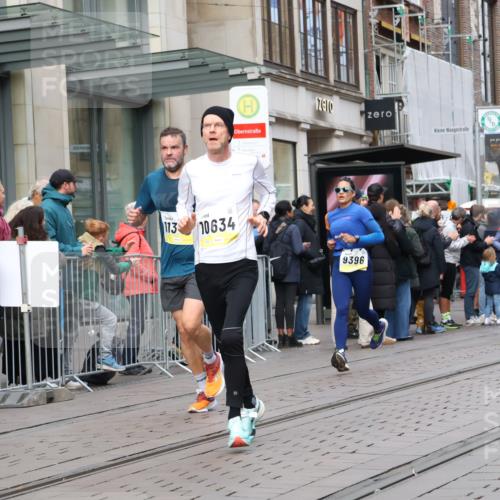 05.10.2025 - 20. swb-Marathon Bremen Strokosch-Dieckow http://msf.ph/oto/9236898 05.10.2025 10:45:05 Ziel 9250, 9290, 9396, 9885, 9963, 10053, 10431, 10447, 10634, 10682, 10822, 10898, 11346, 11403, 11488, 11585, 9250, 9290, 9396, 9885, 9963, 10053, 10431, 10447, 10634, 10682, 10822, 10898, 11346, 11403, 11488, 11585 meine-sportfotos.de