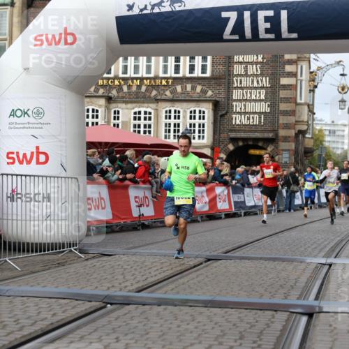 05.10.2025 - 20. swb-Marathon Bremen Yannick Fuchs http://msf.ph/oto/9236905 05.10.2025 10:38:50 Ziel 9341, 10409, 10862, 11132 meine-sportfotos.de