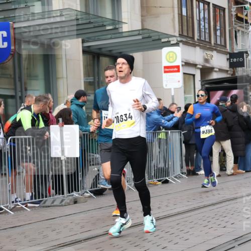 05.10.2025 - 20. swb-Marathon Bremen Strokosch-Dieckow http://msf.ph/oto/9236908 05.10.2025 10:45:05 Ziel 9250, 9290, 9396, 9885, 9963, 10053, 10431, 10447, 10634, 10682, 10822, 10898, 11346, 11403, 11488, 11585, 9250, 9290, 9396, 9885, 9963, 10053, 10431, 10447, 10634, 10682, 10822, 10898, 11346, 11403, 11488, 11585 meine-sportfotos.de