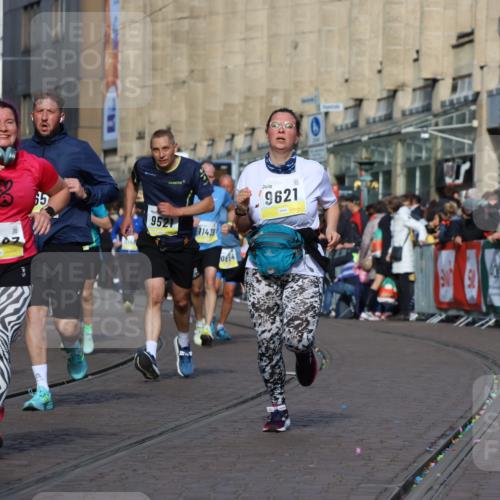 05.10.2025 - 20. swb-Marathon Bremen Strokosch-Dieckow http://msf.ph/oto/9236909 05.10.2025 10:55:44 Ziel 9197, 9521, 9621, 9882, 10088, 10253, 10287, 10323, 10385, 10653, 10800, 10909, 11052, 11081, 11249, 11586, 11624 meine-sportfotos.de