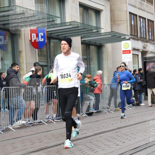 05.10.2025 - 20. swb-Marathon Bremen Strokosch-Dieckow http://msf.ph/oto/9236916 05.10.2025 10:45:05 Ziel 9250, 9290, 9396, 9885, 9963, 10053, 10431, 10447, 10634, 10682, 10822, 10898, 11346, 11403, 11488, 11585, 9250, 9290, 9396, 9885, 9963, 10053, 10431, 10447, 10634, 10682, 10822, 10898, 11346, 11403, 11488, 11585 meine-sportfotos.de