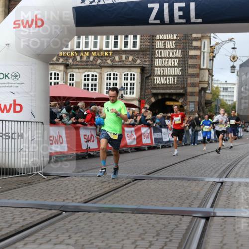 05.10.2025 - 20. swb-Marathon Bremen Yannick Fuchs http://msf.ph/oto/9236918 05.10.2025 10:38:50 Ziel 9341, 10409, 10862, 11132 meine-sportfotos.de