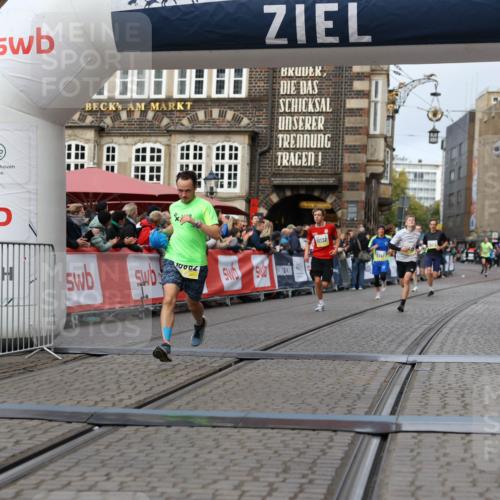 05.10.2025 - 20. swb-Marathon Bremen Yannick Fuchs http://msf.ph/oto/9236923 05.10.2025 10:38:50 Ziel 9341, 10409, 10862, 11132 meine-sportfotos.de