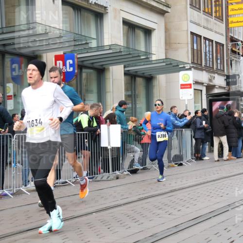 05.10.2025 - 20. swb-Marathon Bremen Strokosch-Dieckow http://msf.ph/oto/9236932 05.10.2025 10:45:06 Ziel 9222, 9250, 9290, 9396, 9885, 9963, 10053, 10431, 10447, 10634, 10682, 10898, 11346, 11403, 11488, 11585, 9222, 9250, 9290, 9396, 9885, 9963, 10053, 10431, 10447, 10634, 10682, 10898, 11346, 11403, 11488, 11585 meine-sportfotos.de