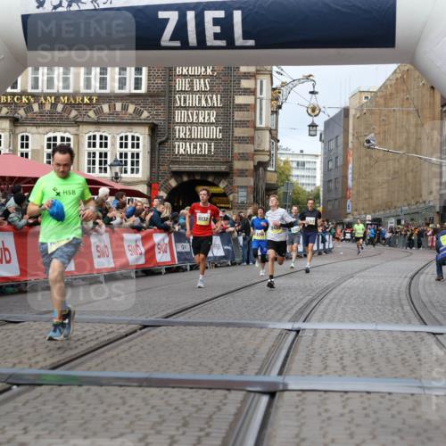 05.10.2025 - 20. swb-Marathon Bremen Yannick Fuchs http://msf.ph/oto/9236938 05.10.2025 10:38:51 Ziel 9341, 10409, 10517, 10862, 11132 meine-sportfotos.de