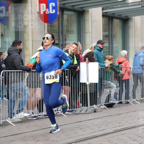 05.10.2025 - 20. swb-Marathon Bremen Strokosch-Dieckow http://msf.ph/oto/9236957 05.10.2025 10:45:07 Ziel 8000, 9200, 9222, 9250, 9290, 9396, 9885, 9963, 10053, 10447, 10634, 10682, 10898, 11346, 11403, 11585, 11678, 11745, 8000, 9200, 9222, 9250, 9290, 9396, 9885, 9963, 10053, 10447, 10634, 10682, 10898, 11346, 11403, 11585, 11678, 11745 meine-sportfotos.de