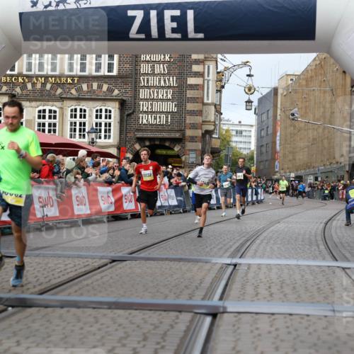 05.10.2025 - 20. swb-Marathon Bremen Yannick Fuchs http://msf.ph/oto/9236964 05.10.2025 10:38:51 Ziel 9341, 10409, 10517, 10862, 11132 meine-sportfotos.de