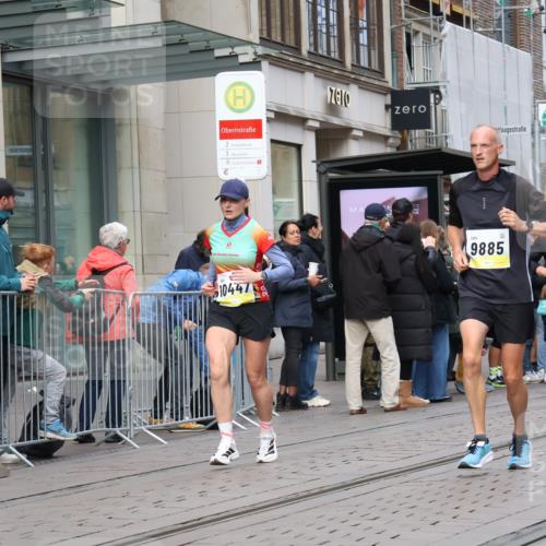 05.10.2025 - 20. swb-Marathon Bremen Strokosch-Dieckow http://msf.ph/oto/9236967 05.10.2025 10:45:07 Ziel 8000, 9200, 9222, 9250, 9290, 9396, 9885, 9963, 10053, 10447, 10634, 10682, 10898, 11346, 11403, 11585, 11678, 11745, 8000, 9200, 9222, 9250, 9290, 9396, 9885, 9963, 10053, 10447, 10634, 10682, 10898, 11346, 11403, 11585, 11678, 11745 meine-sportfotos.de