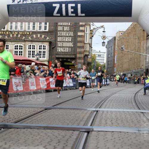 05.10.2025 - 20. swb-Marathon Bremen Yannick Fuchs http://msf.ph/oto/9236969 05.10.2025 10:38:51 Ziel 9341, 10409, 10517, 10862, 11132 meine-sportfotos.de