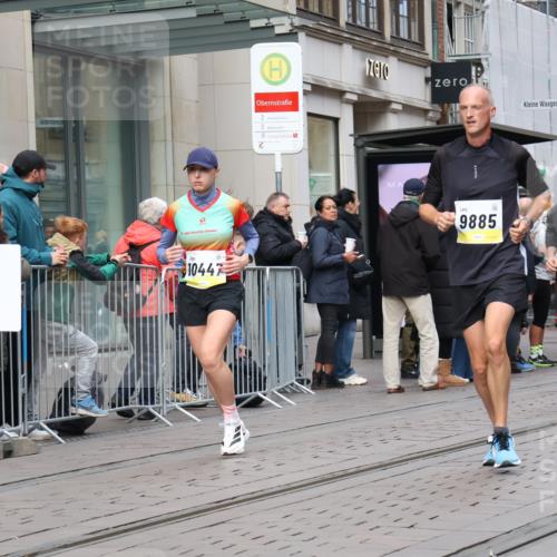 05.10.2025 - 20. swb-Marathon Bremen Strokosch-Dieckow http://msf.ph/oto/9236973 05.10.2025 10:45:08 Ziel 8000, 9200, 9222, 9250, 9290, 9396, 9885, 9963, 10053, 10447, 10634, 10682, 10898, 11346, 11403, 11585, 11678, 11745, 8000, 9200, 9222, 9250, 9290, 9396, 9885, 9963, 10053, 10447, 10634, 10682, 10898, 11346, 11403, 11585, 11678, 11745 meine-sportfotos.de