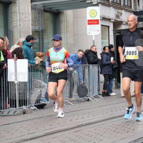 05.10.2025 - 20. swb-Marathon Bremen Strokosch-Dieckow http://msf.ph/oto/9236983 05.10.2025 10:45:08 Ziel 8000, 9200, 9222, 9250, 9290, 9396, 9885, 9963, 10053, 10447, 10634, 10682, 10898, 11346, 11403, 11585, 11678, 11745, 8000, 9200, 9222, 9250, 9290, 9396, 9885, 9963, 10053, 10447, 10634, 10682, 10898, 11346, 11403, 11585, 11678, 11745 meine-sportfotos.de