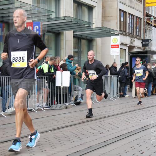 05.10.2025 - 20. swb-Marathon Bremen Strokosch-Dieckow http://msf.ph/oto/9237025 05.10.2025 10:45:10 Ziel 8000, 9200, 9222, 9250, 9396, 9709, 9885, 9963, 10053, 10447, 10634, 10639, 10682, 10792, 11346, 11403, 11585, 11678, 11745, 8000, 9200, 9222, 9250, 9396, 9709, 9885, 9963, 10053, 10447, 10634, 10639, 10682, 10792, 11346, 11403, 11585, 11678, 11745 meine-sportfotos.de