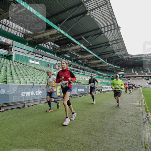 05.10.2025 - 20. swb-Marathon Bremen Michael Burmester http://msf.ph/oto/9237032 05.10.2025 12:59:41 Laufen im Stadion 27, 99, 219, 226, 667, 807, 860, 954, 978, 1043, 1516, 1525, 1548, 1598, 1711, 1843, 1854, 2609, 2663, 2782, 2797, 2866, 2941, 2945, 3086, 3087, 3104, 3169, 3230, 3592, 3747, 3783, 3888, 4181, 4220, 4380, 4395, 4486, 4536, 4827, 4909, 5123, 5493, 5510, 5530, 5584, 5891, 6030, 6374, 6439, 6536, 6674, 6882, 7169, 7185, 7201, 7262, 7295, 7307, 7398, 7421, 7467, 7511, 7550, 7679, 7906, 7929, 8097, 8214, 8247, 8258, 8372, 8485, 8699, 8981, 9024, 9072, 10526, 219, 586, 1229 meine-sportfotos.de