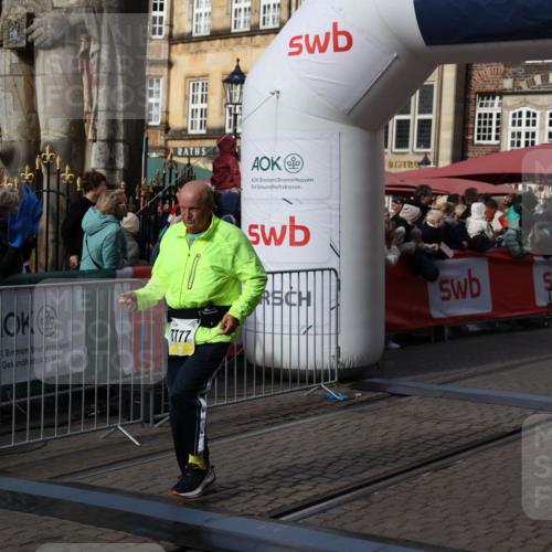 05.10.2025 - 20. swb-Marathon Bremen Yannick Fuchs http://msf.ph/oto/9237042 05.10.2025 11:06:01 Ziel 7777, 9907, 10619, 11455 meine-sportfotos.de