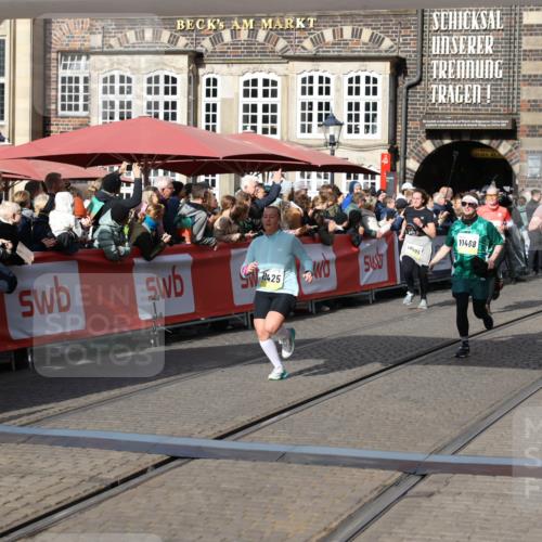 05.10.2025 - 20. swb-Marathon Bremen Yannick Fuchs http://msf.ph/oto/9237065 05.10.2025 11:06:05 Ziel 7777, 9931, 11425, 11468 meine-sportfotos.de