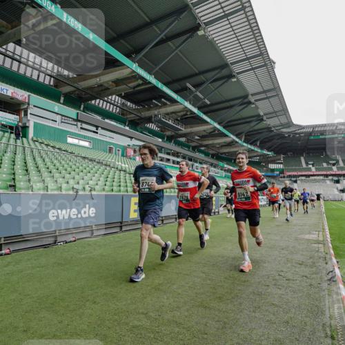 05.10.2025 - 20. swb-Marathon Bremen Michael Burmester http://msf.ph/oto/9237067 05.10.2025 12:59:46 Laufen im Stadion 27, 99, 226, 807, 860, 954, 978, 1043, 1516, 1525, 1548, 1598, 1711, 1843, 1854, 2609, 2663, 2782, 2866, 2941, 2945, 3086, 3087, 3104, 3169, 3230, 3592, 3747, 3783, 3888, 4181, 4220, 4380, 4395, 4486, 4536, 4824, 4827, 5493, 5510, 6030, 6126, 6374, 6439, 6536, 6674, 6881, 7201, 7262, 7295, 7307, 7398, 7421, 7467, 7511, 7537, 7598, 7679, 7906, 7929, 8097, 8214, 8258, 8372, 8485, 8699, 8981, 9024, 9072, 10526, 219, 586, 667, 1229 meine-sportfotos.de