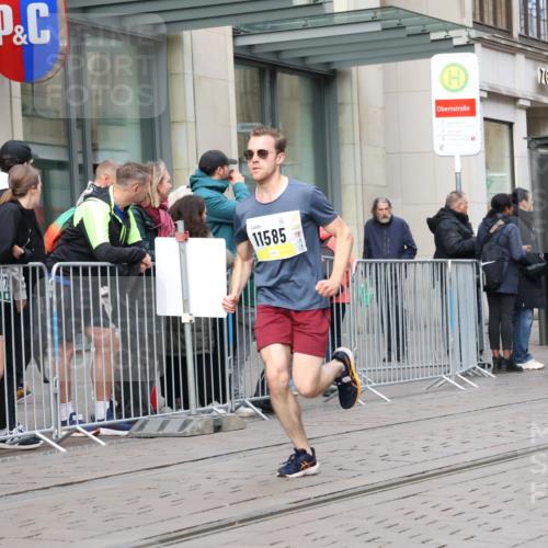 05.10.2025 - 20. swb-Marathon Bremen Strokosch-Dieckow http://msf.ph/oto/9237070 05.10.2025 10:45:11 Ziel 8000, 9200, 9222, 9250, 9396, 9709, 9885, 9963, 10053, 10447, 10634, 10639, 10682, 10792, 11346, 11403, 11585, 11678, 11745, 8000, 9200, 9222, 9250, 9396, 9709, 9885, 9963, 10053, 10447, 10634, 10639, 10682, 10792, 11346, 11403, 11585, 11678, 11745 meine-sportfotos.de