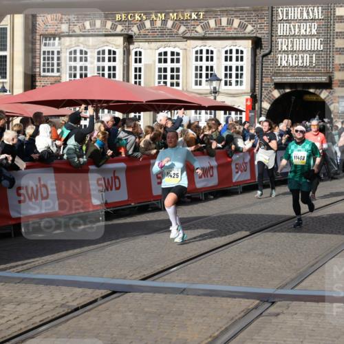 05.10.2025 - 20. swb-Marathon Bremen Yannick Fuchs http://msf.ph/oto/9237071 05.10.2025 11:06:05 Ziel 7777, 9931, 11425, 11468 meine-sportfotos.de