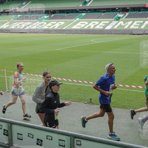 05.10.2025 - 20. swb-Marathon Bremen Michael Burmester http://msf.ph/oto/9237077 05.10.2025 10:32:52 Laufen im Stadion 7165, 8326, 8333, 9176, 9187, 9195, 9197, 9238, 9260, 9268, 9284, 9295, 9313, 9318, 9367, 9392, 9402, 9407, 9436, 9439, 9456, 9461, 9464, 9475, 9492, 9494, 9514, 9517, 9539, 9548, 9570, 9574, 9650, 9703, 9754, 9776, 9830, 9834, 9856, 9868, 9900, 9918, 9933, 9939, 9950, 9956, 9957, 9985, 10007, 10008, 10034, 10042, 10046, 10097, 10174, 10215, 10234, 10253, 10308, 10309, 10326, 10349, 10385, 10387, 10388, 10394, 10402, 10416, 10436, 10460, 10475, 10487 meine-sportfotos.de