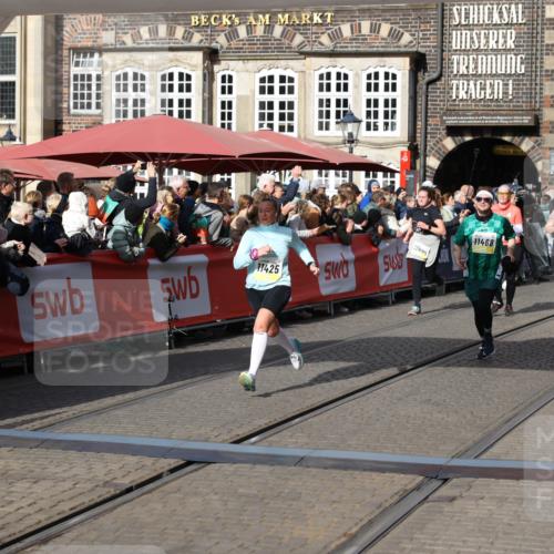 05.10.2025 - 20. swb-Marathon Bremen Yannick Fuchs http://msf.ph/oto/9237085 05.10.2025 11:06:05 Ziel 7777, 9931, 11425, 11468 meine-sportfotos.de