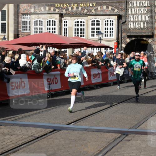 05.10.2025 - 20. swb-Marathon Bremen Yannick Fuchs http://msf.ph/oto/9237091 05.10.2025 11:06:05 Ziel 7777, 9931, 11425, 11468 meine-sportfotos.de