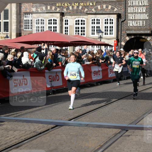 05.10.2025 - 20. swb-Marathon Bremen Yannick Fuchs http://msf.ph/oto/9237100 05.10.2025 11:06:06 Ziel 9355, 9931, 10095, 10587, 10597, 11134, 11425, 11468 meine-sportfotos.de
