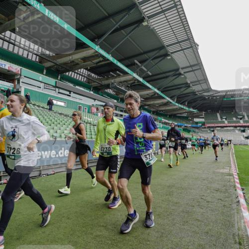 05.10.2025 - 20. swb-Marathon Bremen Michael Burmester http://msf.ph/oto/9237105 05.10.2025 12:59:52 Laufen im Stadion 27, 99, 226, 271, 627, 807, 860, 954, 978, 1043, 1516, 1525, 1548, 1598, 1711, 1806, 2609, 2663, 2782, 2866, 2945, 3086, 3087, 3104, 3169, 3177, 3230, 3549, 3592, 3747, 3783, 3888, 4046, 4181, 4220, 4380, 4395, 4486, 4536, 4592, 4824, 5493, 5510, 5627, 6030, 6126, 6208, 6374, 6389, 6439, 6536, 6636, 6674, 6881, 7201, 7262, 7295, 7307, 7398, 7421, 7467, 7511, 7537, 7598, 7679, 7906, 7929, 8097, 8258, 8372, 8485, 8699, 8981, 9072, 10526, 219, 667, 1843 meine-sportfotos.de