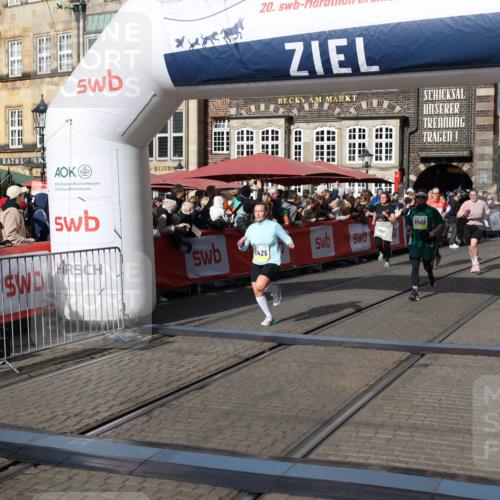 05.10.2025 - 20. swb-Marathon Bremen Yannick Fuchs http://msf.ph/oto/9237108 05.10.2025 11:06:06 Ziel 9355, 9931, 10095, 10587, 10597, 11134, 11425, 11468 meine-sportfotos.de