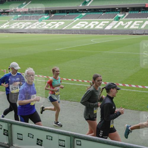 05.10.2025 - 20. swb-Marathon Bremen Michael Burmester http://msf.ph/oto/9237110 05.10.2025 10:32:52 Laufen im Stadion 7165, 8326, 8333, 9176, 9187, 9195, 9197, 9238, 9260, 9268, 9284, 9295, 9313, 9318, 9367, 9392, 9402, 9407, 9436, 9439, 9456, 9461, 9464, 9475, 9492, 9494, 9514, 9517, 9539, 9548, 9570, 9574, 9650, 9703, 9754, 9776, 9830, 9834, 9856, 9868, 9900, 9918, 9933, 9939, 9950, 9956, 9957, 9985, 10007, 10008, 10034, 10042, 10046, 10097, 10174, 10215, 10234, 10253, 10308, 10309, 10326, 10349, 10385, 10387, 10388, 10394, 10402, 10416, 10436, 10460, 10475, 10487 meine-sportfotos.de