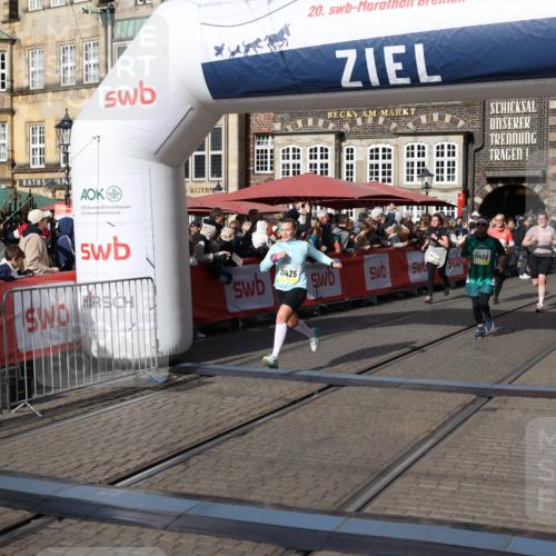 05.10.2025 - 20. swb-Marathon Bremen Yannick Fuchs http://msf.ph/oto/9237126 05.10.2025 11:06:06 Ziel 9355, 9931, 10095, 10587, 10597, 11134, 11425, 11468 meine-sportfotos.de