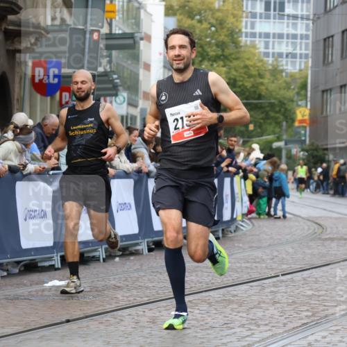 05.10.2025 - 20. swb-Marathon Bremen Strokosch-Dieckow http://msf.ph/oto/9237136 05.10.2025 12:40:11 Ziel 1714, 2138 meine-sportfotos.de