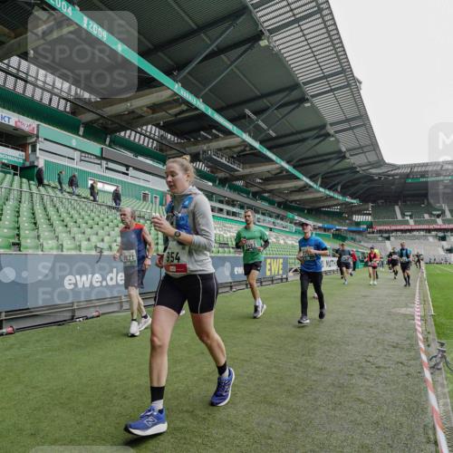 05.10.2025 - 20. swb-Marathon Bremen Michael Burmester http://msf.ph/oto/9237142 05.10.2025 12:59:56 Laufen im Stadion 27, 99, 226, 271, 491, 627, 807, 860, 954, 978, 1043, 1525, 1548, 1598, 1606, 1711, 1806, 2518, 2609, 2663, 2782, 2866, 2915, 2945, 3040, 3086, 3087, 3104, 3169, 3177, 3230, 3549, 3592, 3747, 3783, 3888, 4046, 4181, 4220, 4380, 4395, 4486, 4536, 4592, 4824, 4879, 5493, 5510, 5627, 6126, 6208, 6389, 6439, 6536, 6636, 6674, 6762, 6881, 7201, 7295, 7307, 7398, 7421, 7467, 7511, 7537, 7598, 7679, 7906, 7929, 8097, 8258, 8372, 8485, 8699, 8981, 9072, 10526, 219, 667, 1516, 1843 meine-sportfotos.de