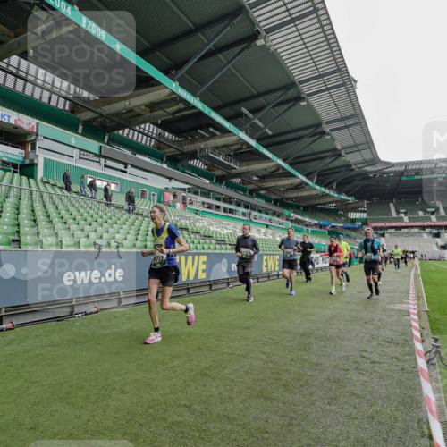 05.10.2025 - 20. swb-Marathon Bremen Michael Burmester http://msf.ph/oto/9237158 05.10.2025 12:59:58 Laufen im Stadion 27, 47, 99, 226, 271, 491, 627, 807, 860, 954, 978, 1043, 1525, 1548, 1598, 1606, 1711, 1806, 2518, 2609, 2782, 2866, 2915, 2945, 3040, 3086, 3087, 3104, 3169, 3177, 3230, 3549, 3592, 3747, 3783, 3888, 4046, 4181, 4220, 4380, 4395, 4536, 4592, 4824, 4879, 5493, 5510, 5627, 6126, 6208, 6389, 6439, 6536, 6636, 6674, 6762, 6881, 7201, 7295, 7307, 7398, 7421, 7467, 7511, 7537, 7598, 7679, 7906, 7929, 8097, 8258, 8372, 8485, 8699, 8981, 9072, 219, 667, 1516, 1598, 1843 meine-sportfotos.de