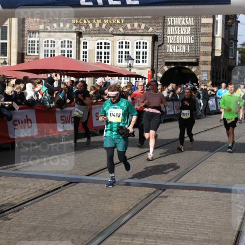 05.10.2025 - 20. swb-Marathon Bremen Yannick Fuchs http://msf.ph/oto/9237211 05.10.2025 11:06:07 Ziel 9355, 9931, 10081, 10095, 10587, 10597, 11134, 11425, 11468 meine-sportfotos.de