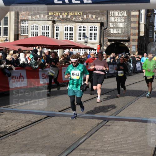 05.10.2025 - 20. swb-Marathon Bremen Yannick Fuchs http://msf.ph/oto/9237216 05.10.2025 11:06:08 Ziel 9355, 9931, 10081, 10095, 10587, 10597, 11134, 11425, 11468, 11525 meine-sportfotos.de