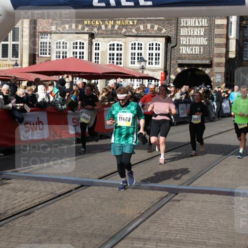 05.10.2025 - 20. swb-Marathon Bremen Yannick Fuchs http://msf.ph/oto/9237222 05.10.2025 11:06:08 Ziel 9355, 9931, 10081, 10095, 10587, 10597, 11134, 11425, 11468, 11525 meine-sportfotos.de