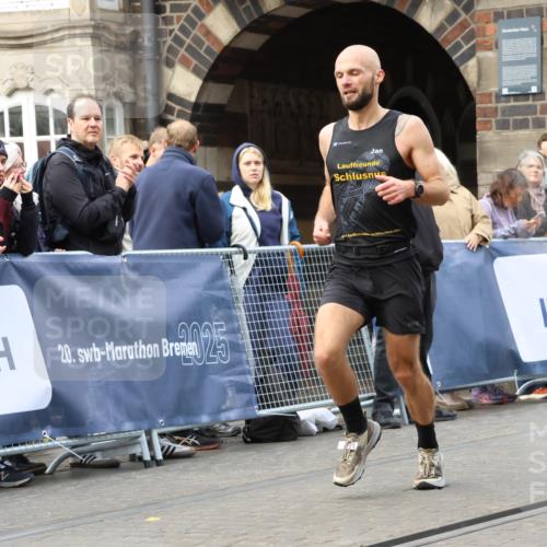 05.10.2025 - 20. swb-Marathon Bremen Strokosch-Dieckow http://msf.ph/oto/9237227 05.10.2025 12:40:14 Ziel 1714, 2138 meine-sportfotos.de