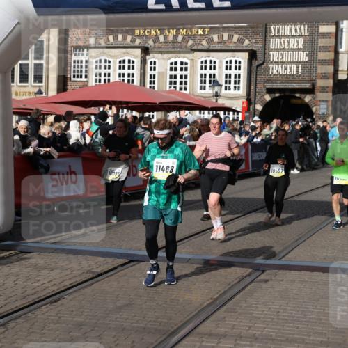 05.10.2025 - 20. swb-Marathon Bremen Yannick Fuchs http://msf.ph/oto/9237237 05.10.2025 11:06:08 Ziel 9355, 9931, 10081, 10095, 10587, 10597, 11134, 11425, 11468, 11525 meine-sportfotos.de