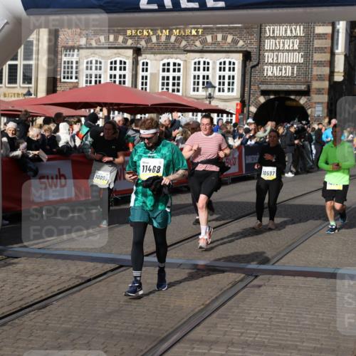 05.10.2025 - 20. swb-Marathon Bremen Yannick Fuchs http://msf.ph/oto/9237242 05.10.2025 11:06:08 Ziel 9355, 9931, 10081, 10095, 10587, 10597, 11134, 11425, 11468, 11525 meine-sportfotos.de