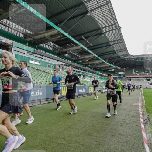 05.10.2025 - 20. swb-Marathon Bremen Michael Burmester http://msf.ph/oto/9237278 05.10.2025 13:00:14 Laufen im Stadion 47, 271, 283, 491, 498, 575, 627, 694, 860, 954, 978, 1017, 1116, 1471, 1525, 1548, 1606, 1806, 2007, 2504, 2518, 2609, 2745, 2782, 2866, 2915, 3040, 3104, 3160, 3169, 3177, 3230, 3237, 3293, 3549, 3592, 3605, 3783, 4034, 4035, 4046, 4181, 4202, 4220, 4502, 4536, 4592, 4661, 4824, 4879, 5493, 5610, 5627, 6027, 6126, 6208, 6389, 6439, 6536, 6636, 6674, 6704, 6762, 6881, 7295, 7307, 7421, 7537, 7598, 7679, 8258, 8372, 8699, 8981, 27, 807, 1043, 1516, 1598 meine-sportfotos.de
