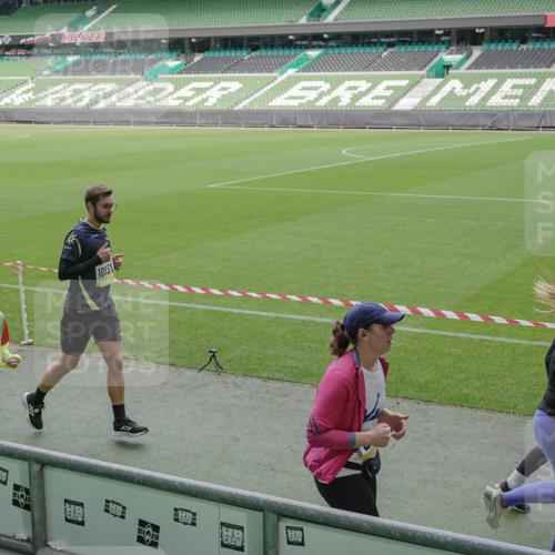05.10.2025 - 20. swb-Marathon Bremen Michael Burmester http://msf.ph/oto/9237300 05.10.2025 10:33:01 Laufen im Stadion 7165, 9176, 9187, 9195, 9197, 9238, 9258, 9260, 9268, 9284, 9295, 9313, 9318, 9367, 9392, 9402, 9407, 9436, 9456, 9461, 9464, 9475, 9492, 9494, 9514, 9517, 9539, 9548, 9570, 9574, 9577, 9650, 9654, 9703, 9754, 9830, 9834, 9835, 9856, 9868, 9900, 9918, 9933, 9939, 9950, 9957, 9985, 10007, 10008, 10034, 10042, 10046, 10097, 10174, 10232, 10233, 10234, 10253, 10308, 10309, 10323, 10326, 10349, 10385, 10387, 10388, 10394, 10402, 10416, 10436, 10475, 10487, 10533 meine-sportfotos.de