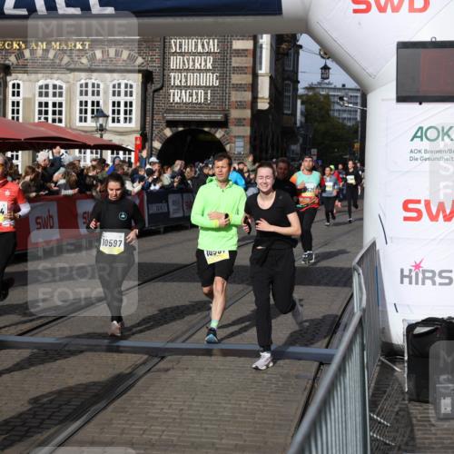 05.10.2025 - 20. swb-Marathon Bremen Yannick Fuchs http://msf.ph/oto/9237316 05.10.2025 11:06:09 Ziel 9355, 9931, 10081, 10095, 10101, 10587, 10597, 11134, 11425, 11468, 11525 meine-sportfotos.de