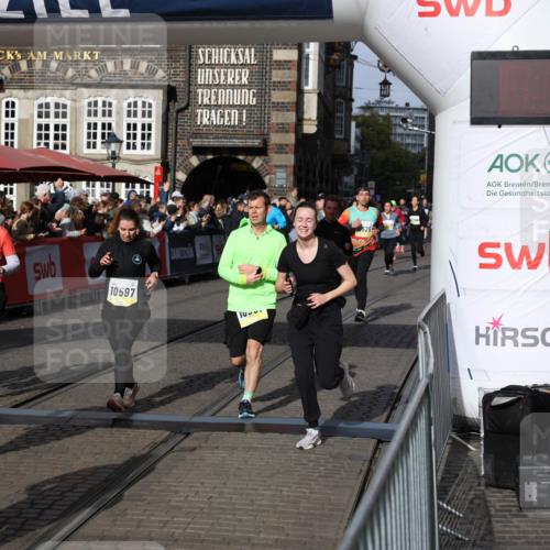05.10.2025 - 20. swb-Marathon Bremen Yannick Fuchs http://msf.ph/oto/9237324 05.10.2025 11:06:09 Ziel 9355, 9931, 10081, 10095, 10101, 10587, 10597, 11134, 11425, 11468, 11525 meine-sportfotos.de