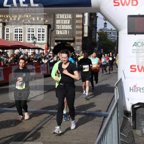 05.10.2025 - 20. swb-Marathon Bremen Yannick Fuchs http://msf.ph/oto/9237339 05.10.2025 11:06:10 Ziel 9355, 9931, 10081, 10095, 10100, 10101, 10587, 10597, 11134, 11425, 11468, 11525 meine-sportfotos.de