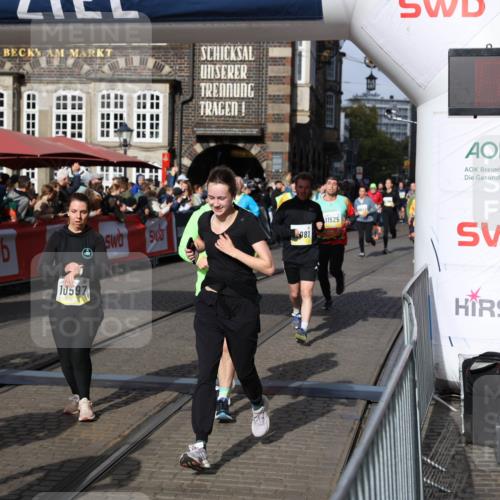 05.10.2025 - 20. swb-Marathon Bremen Yannick Fuchs http://msf.ph/oto/9237346 05.10.2025 11:06:10 Ziel 9355, 9931, 10081, 10095, 10100, 10101, 10587, 10597, 11134, 11425, 11468, 11525 meine-sportfotos.de