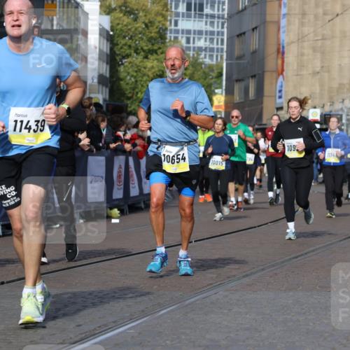 05.10.2025 - 20. swb-Marathon Bremen Strokosch-Dieckow http://msf.ph/oto/9237347 05.10.2025 10:55:53 Ziel 7147, 9521, 9871, 10610, 10654, 10758, 10921, 11052, 11439 meine-sportfotos.de