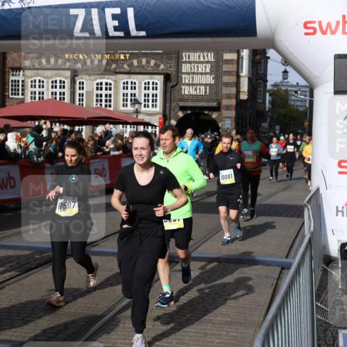 05.10.2025 - 20. swb-Marathon Bremen Yannick Fuchs http://msf.ph/oto/9237360 05.10.2025 11:06:10 Ziel 9355, 9931, 10081, 10095, 10100, 10101, 10587, 10597, 11134, 11425, 11468, 11525 meine-sportfotos.de