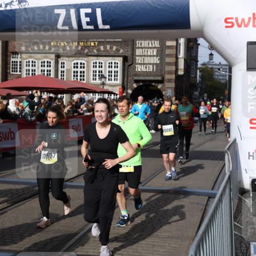 05.10.2025 - 20. swb-Marathon Bremen Yannick Fuchs http://msf.ph/oto/9237366 05.10.2025 11:06:10 Ziel 9355, 9931, 10081, 10095, 10100, 10101, 10587, 10597, 11134, 11425, 11468, 11525 meine-sportfotos.de