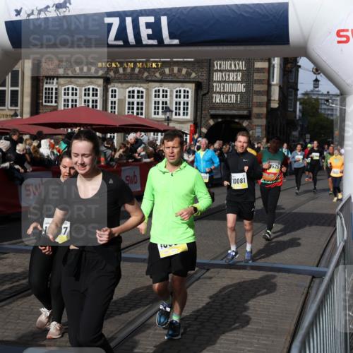 05.10.2025 - 20. swb-Marathon Bremen Yannick Fuchs http://msf.ph/oto/9237385 05.10.2025 11:06:11 Ziel 9355, 9786, 9931, 10081, 10095, 10100, 10101, 10587, 10597, 11134, 11425, 11468, 11525 meine-sportfotos.de